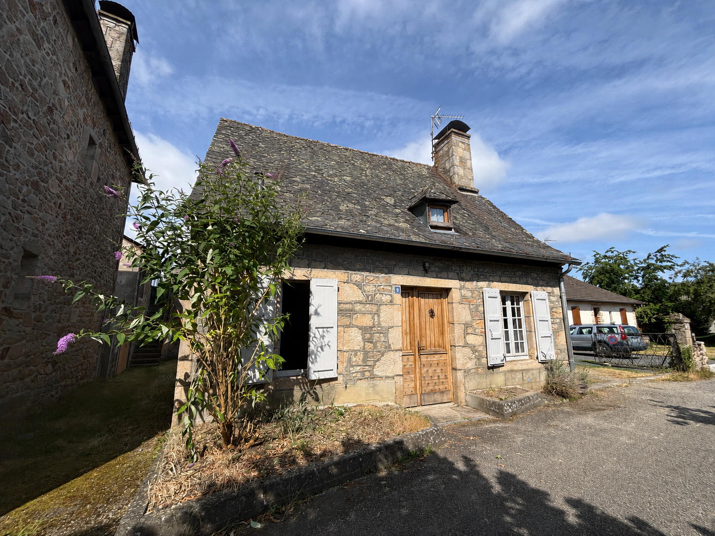MAISON ET GRANGE EN PLEIN CENTRE VILLE