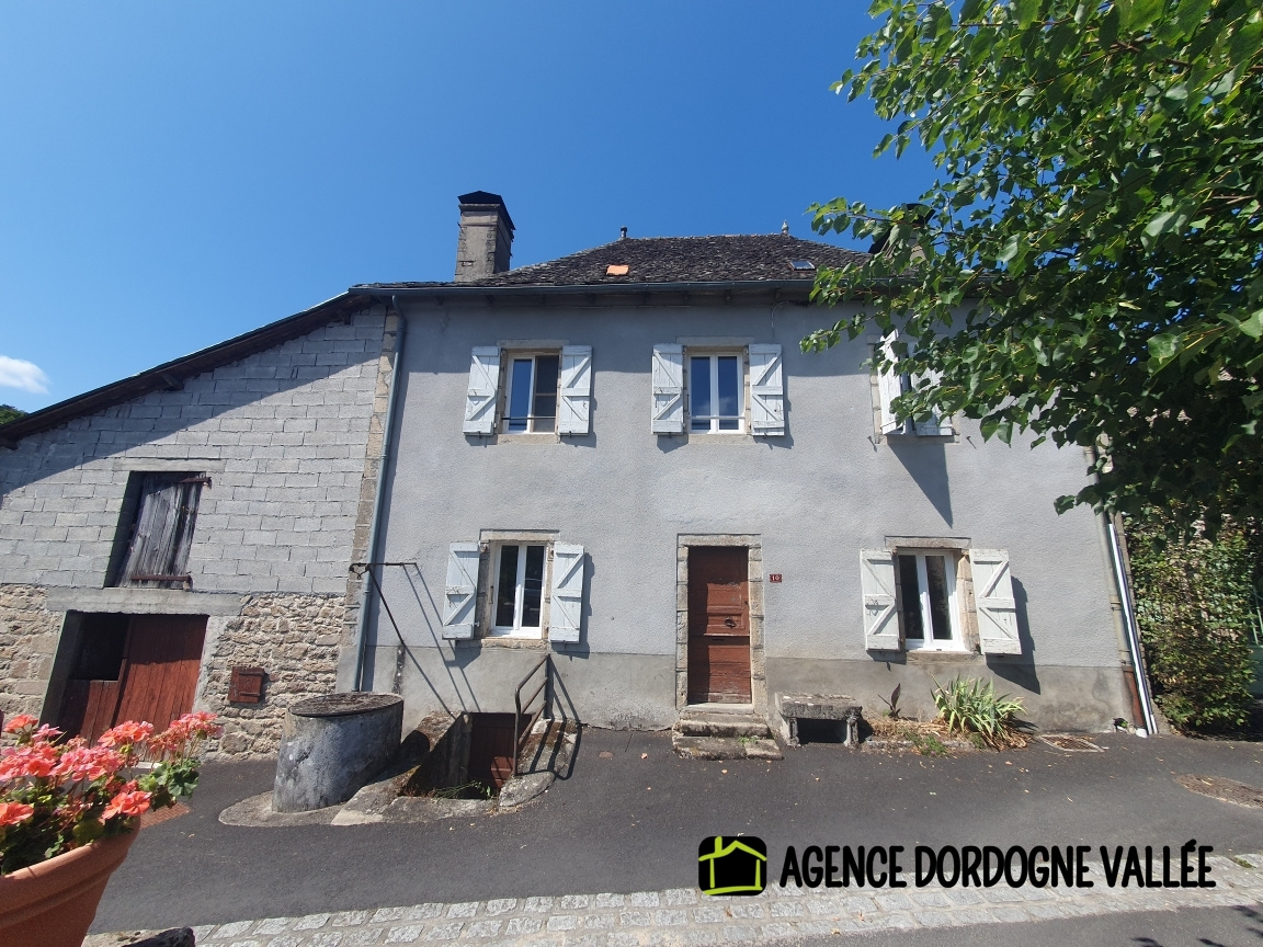 MAISON DE VILLAGE EN PIERRES AVEC TERRAIN ATTENANT DE 2,5 HA
