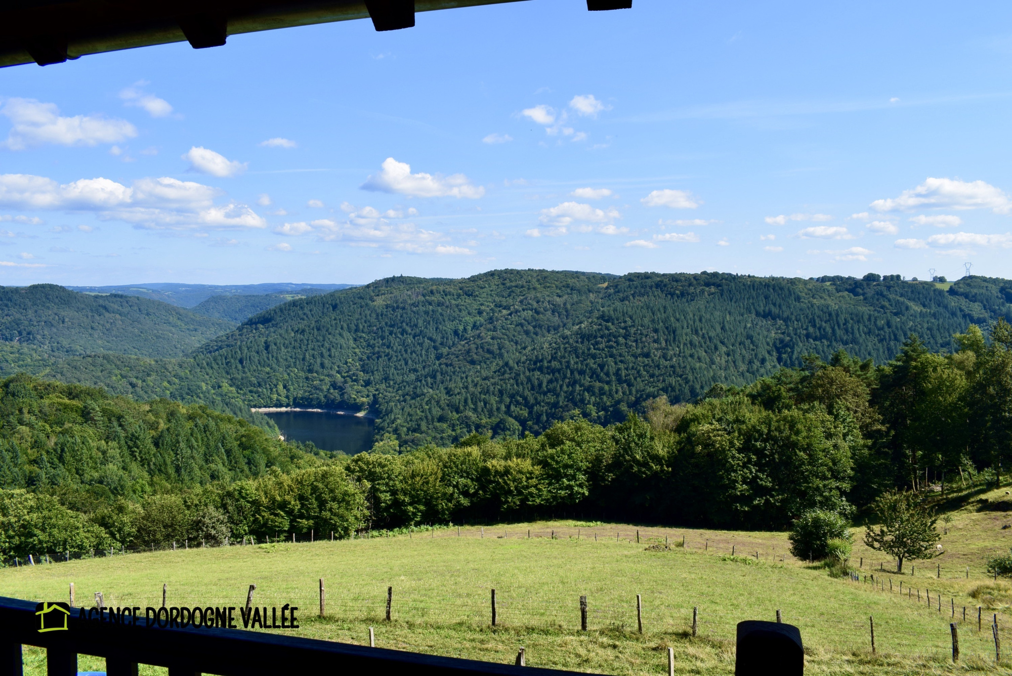 MAISON CORRÉZIENNE AVEC VUE SUR LA VALLÉE