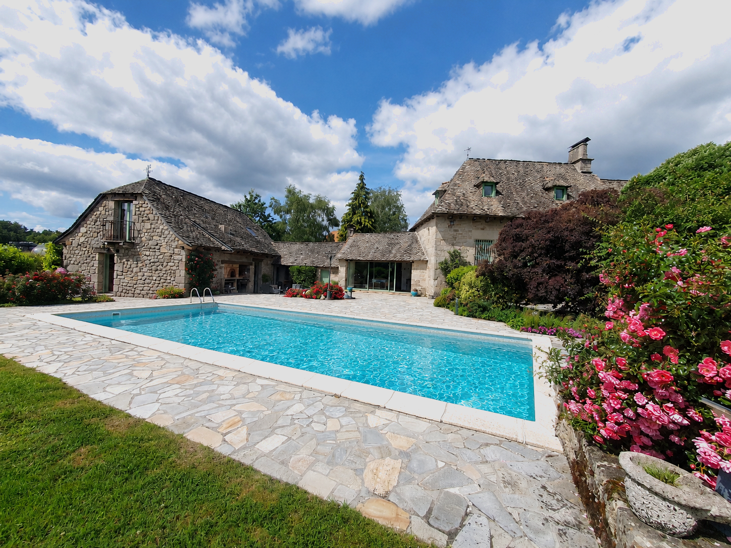 MAGNIFIQUE PROPRIÉTÉ DU 17éme, 2,5 HA PRAIRIE ATTENANT, PISCINE, PROCHE BOURG TOUS COMMERCES.