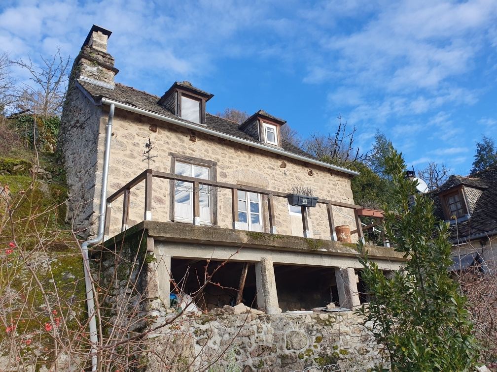 PETITE MAISON EN PIERRES AVEC VUE HAUTEURS ARGENTAT