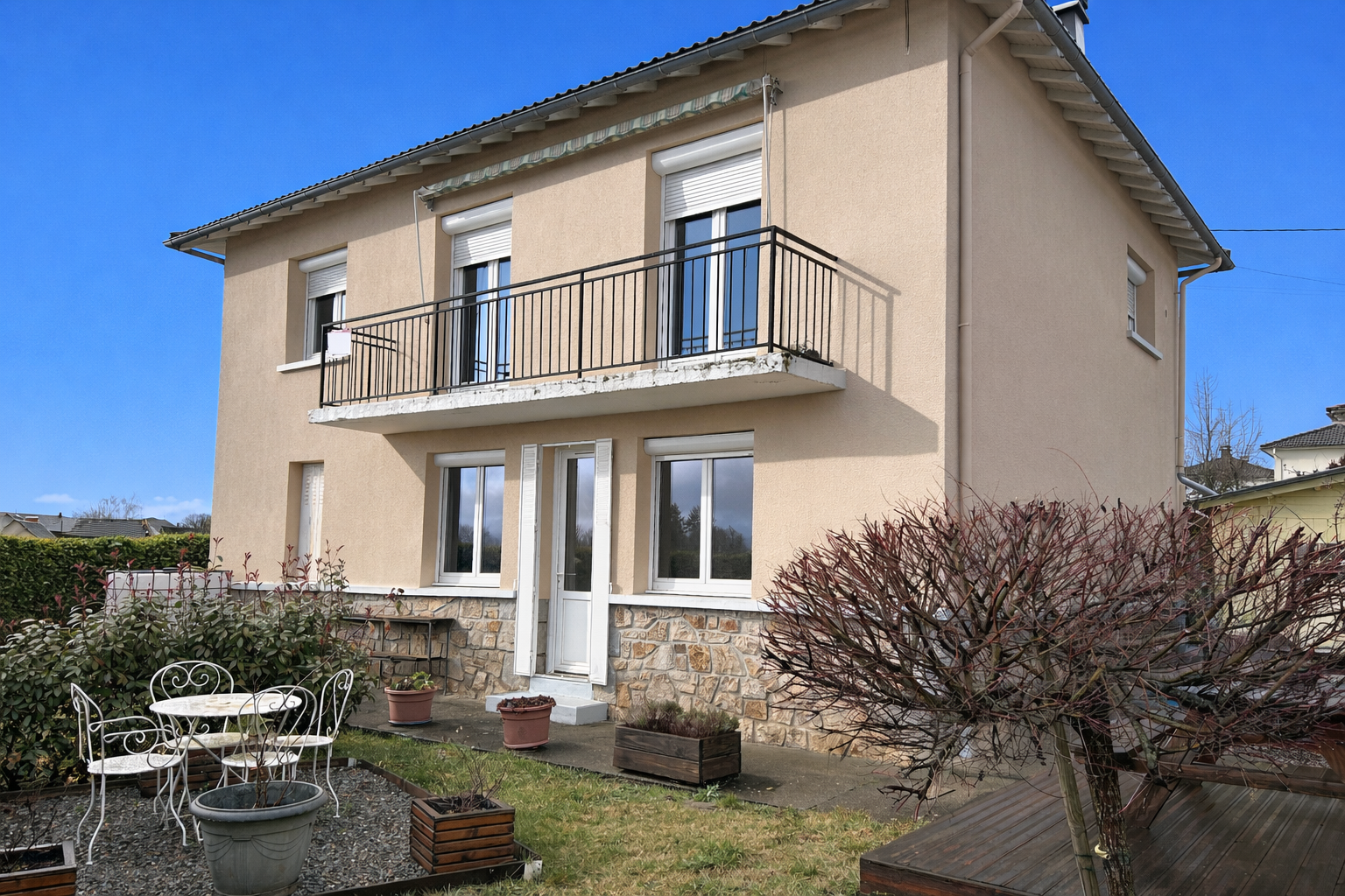 Jolie maison sur deux niveaux dans quartier résidentiel