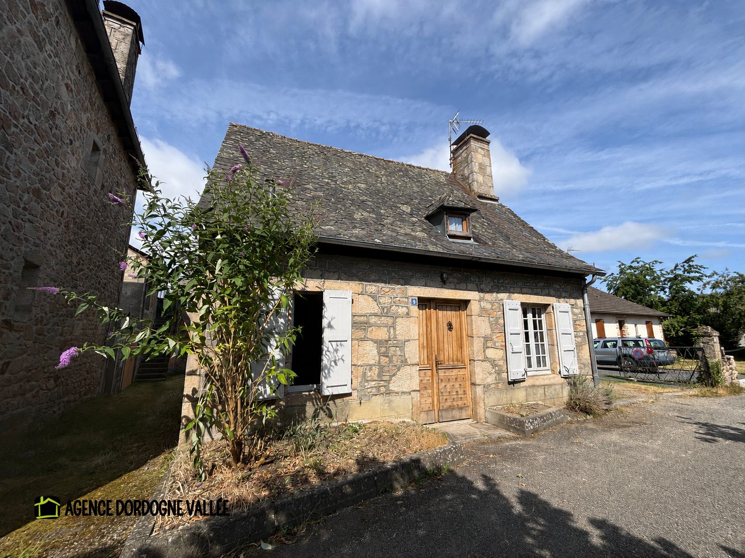 MAISON ET GRANGE EN PLEIN CENTRE VILLE